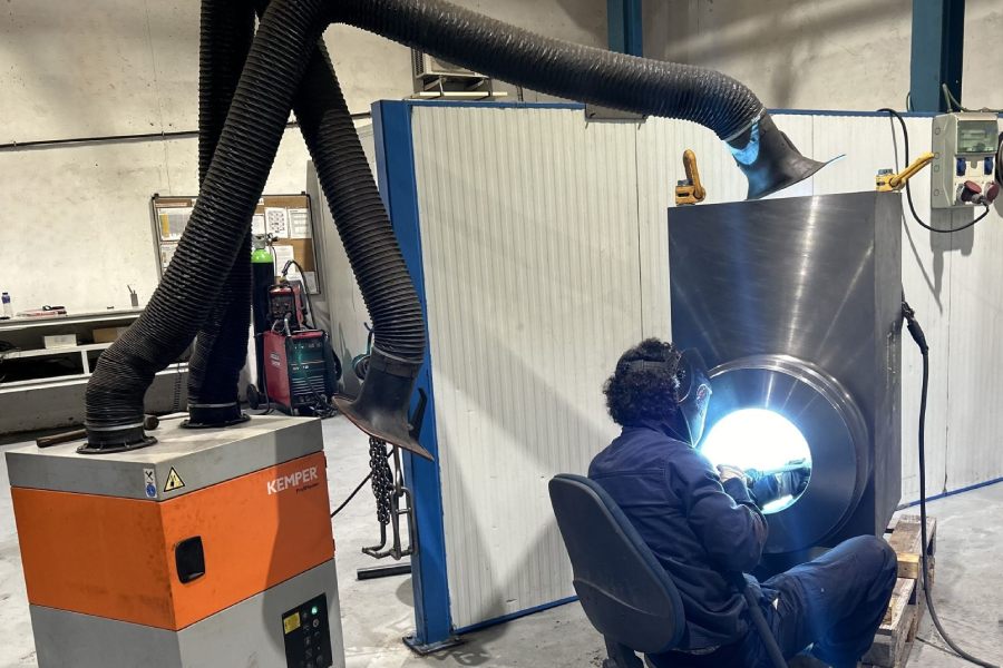 Automatic MIG welding in action, ensuring precise and resistant joints in corrosive industrial environments. Ideal technology for automated production and high-quality welding